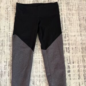 ALO Yoga women’s cropped Leggings - Black and Gray